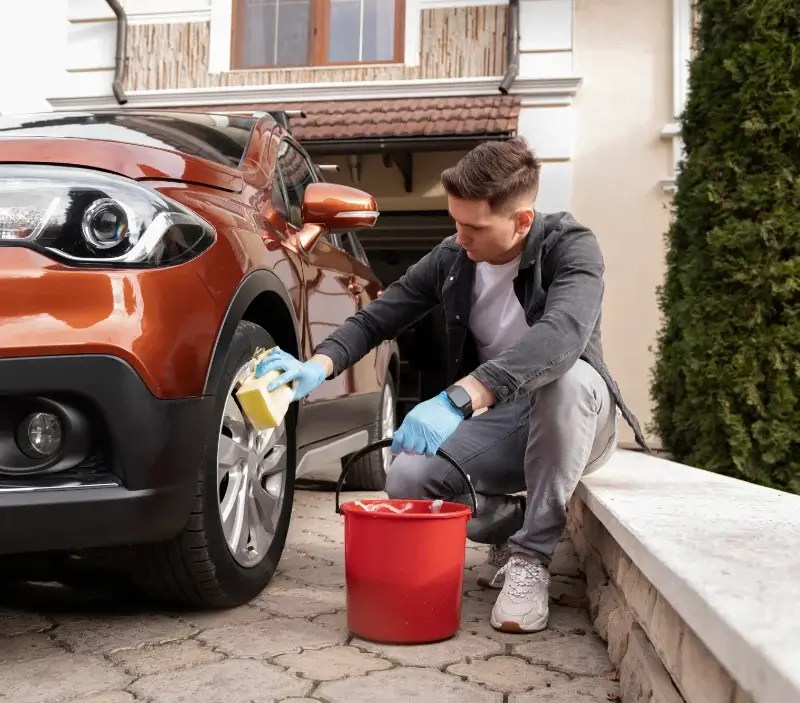 Lavage auto à domicile Domérat : professionnel intervenant sur un véhicule